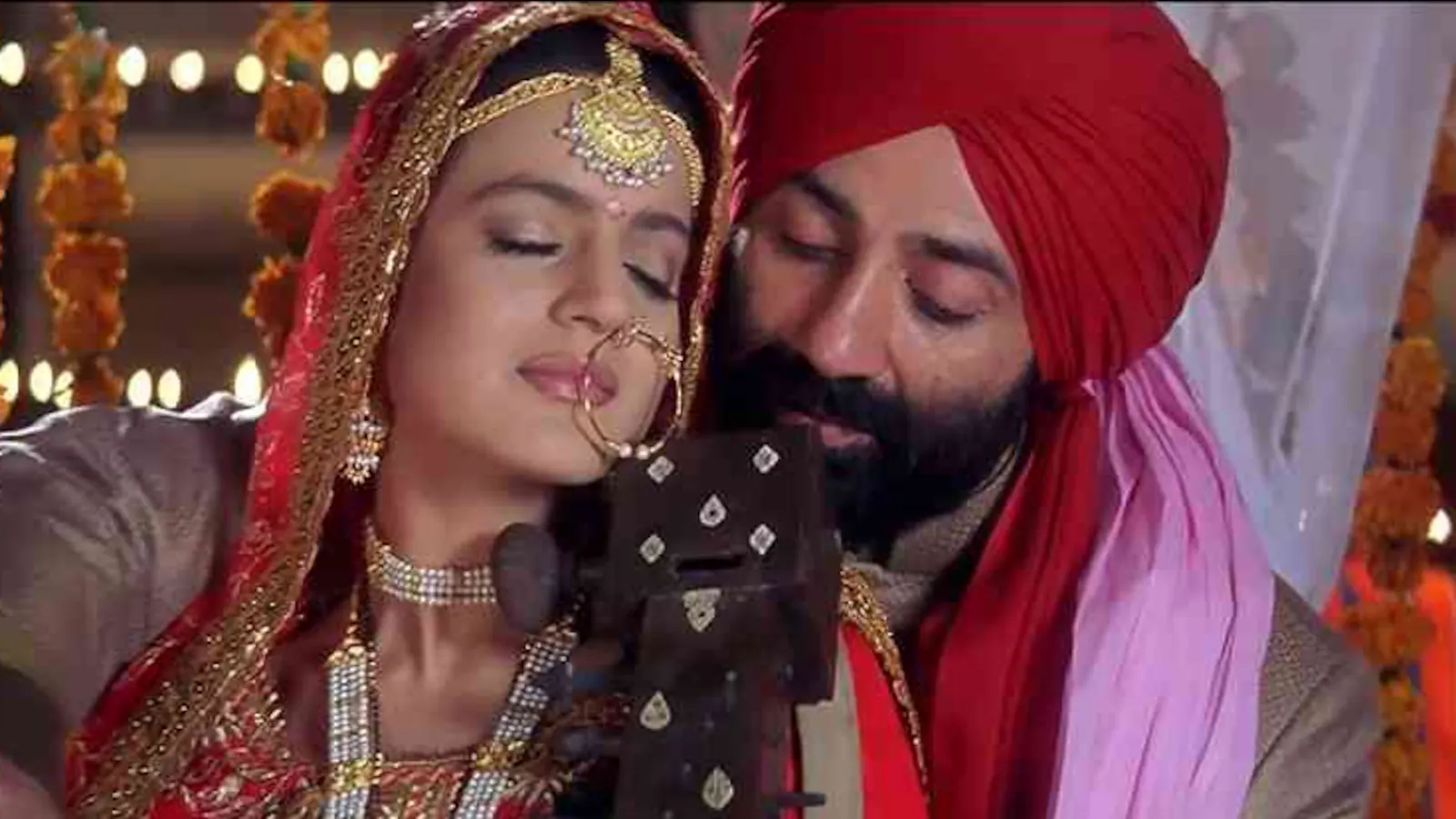 Ameesha Patel se zeptala na 18letou věkovou propast mezi ní a Sunny Deol v Gadaru: "Nejsou IA Baby ve srovnání s ním?"
