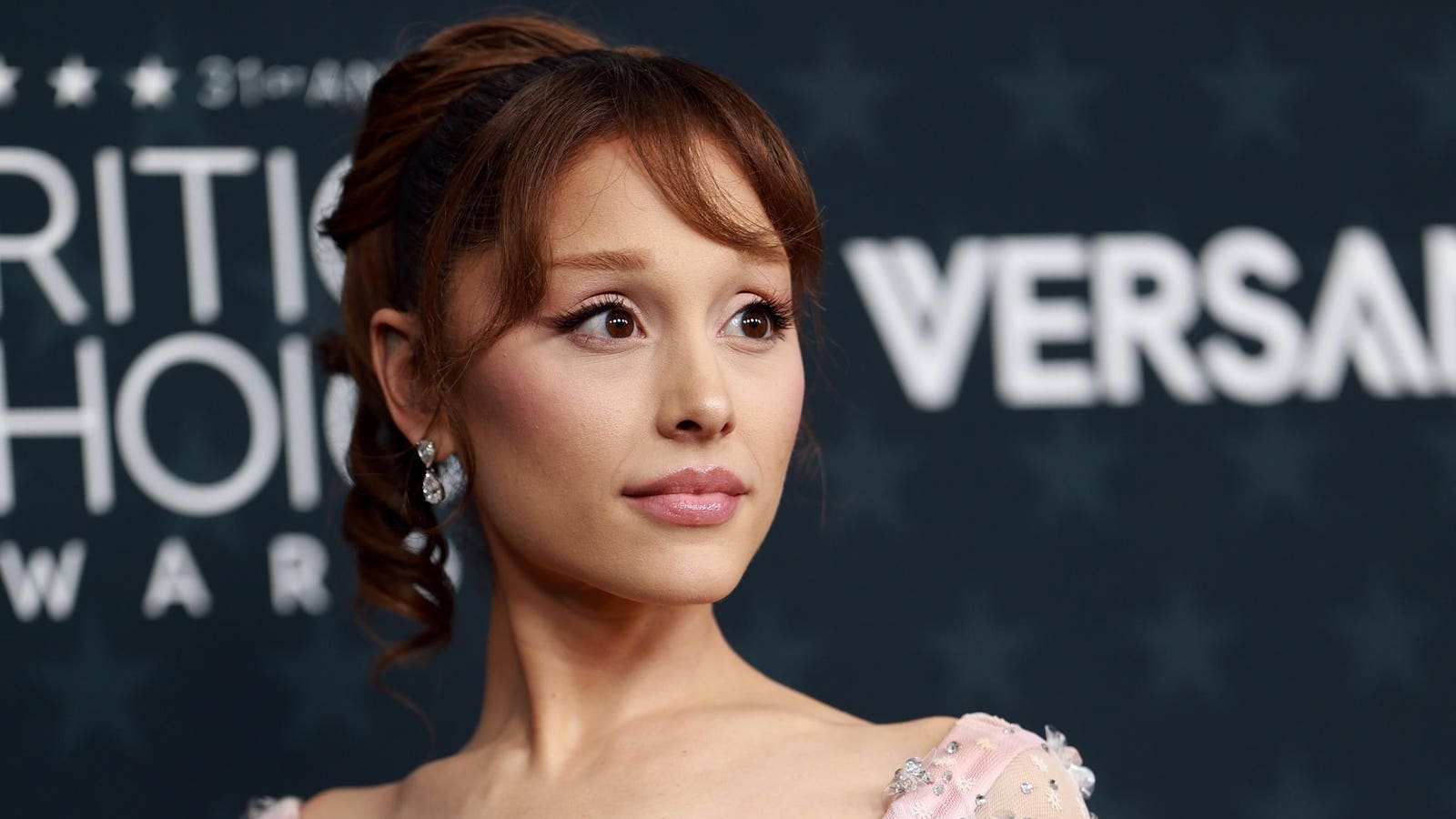 Ariana Grande blokována od nového čísla 1 od hudební legendy