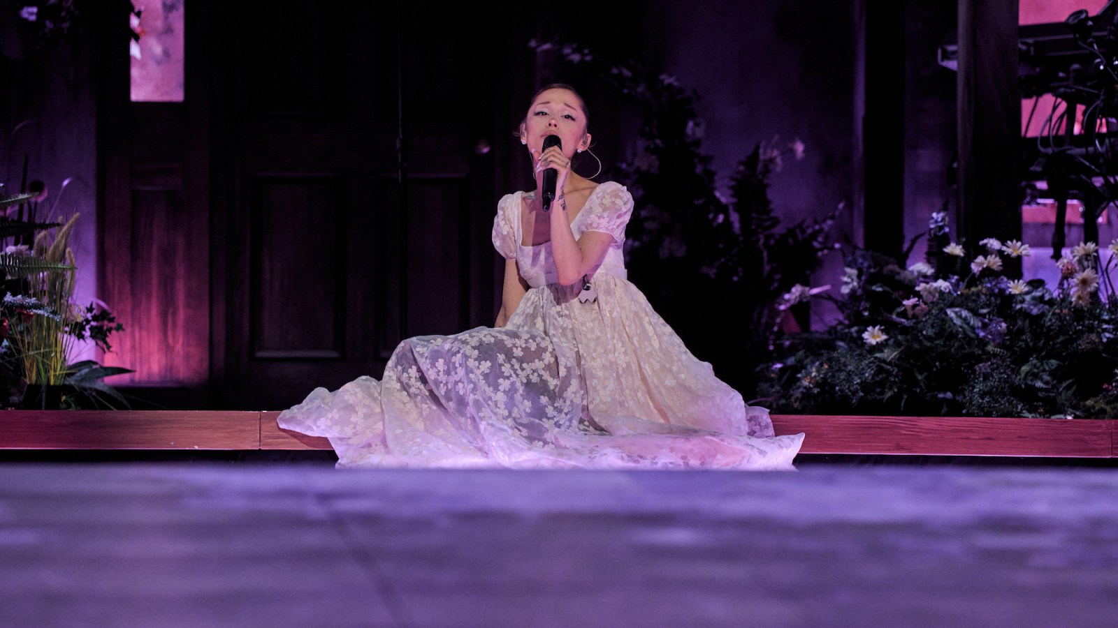Ariana Grande dělá velký návrat s 'Eternal Sunshine' Tour Opener
