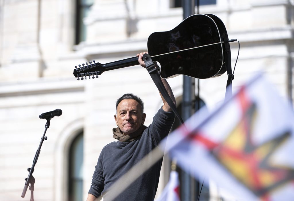 Bruce Springsteen se omlouvá Bonovi, zpívá s Patti Smith
