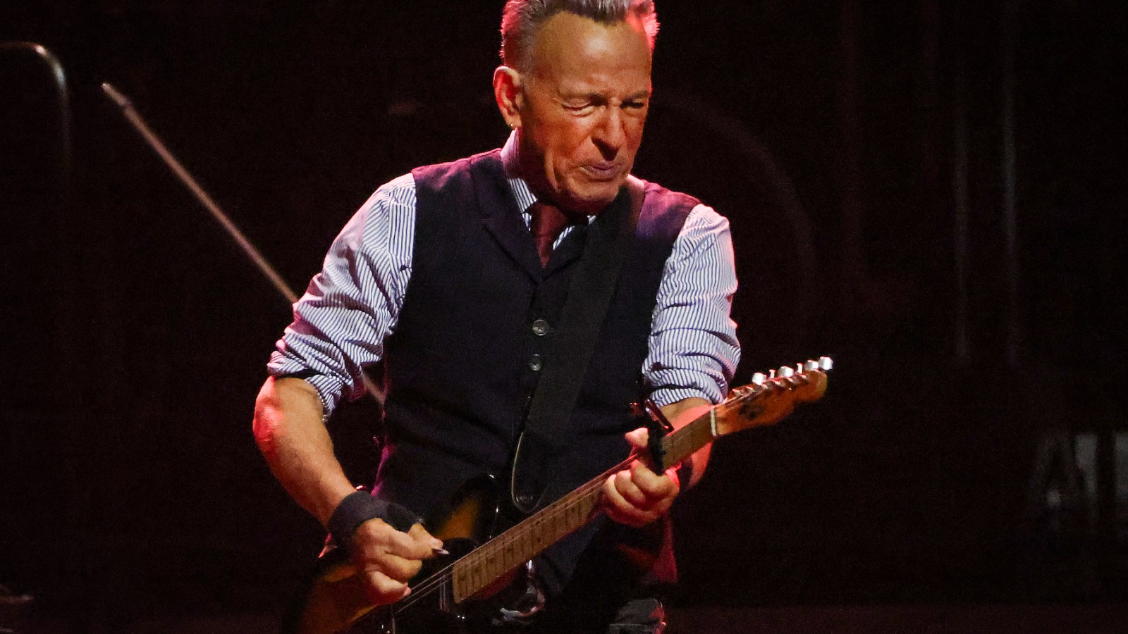 Bruce Springsteen zpívá „People Have the Power“ s Bonem, Patti Smith