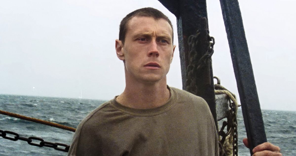 Callum Turner a George MacKay jezdí na růži z Nevady