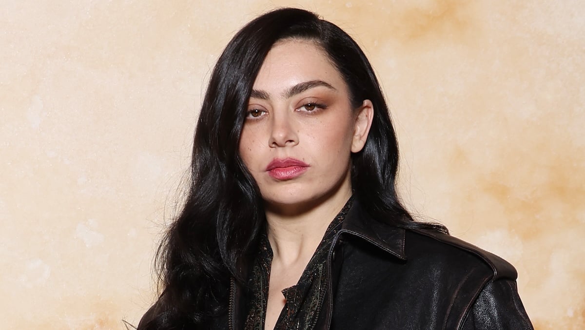 Charli XCX přiznává, že je na 'duševně nejhorším místě', na jakém kdy byla, po 'Brat' málem skončila s hudbou - Just Jared - Zprávy a drby celebrit