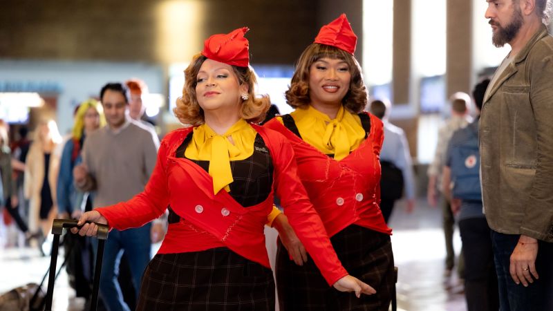 Drag queens dělají něco radikálního v RuPaulově novém filmu: tradiční praštěná komedie