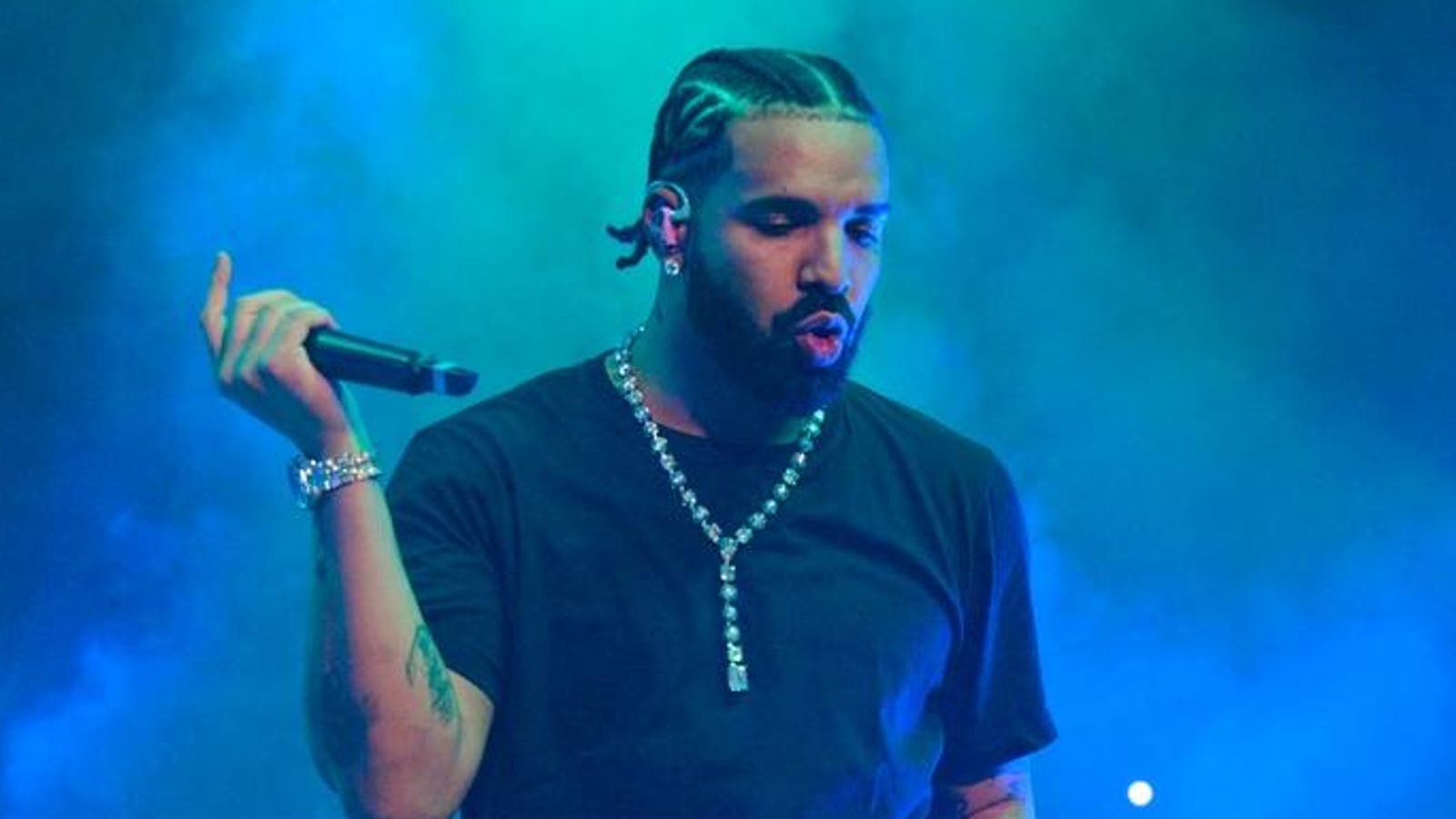 Drake se blokuje z nové jedničky na více žebříčcích