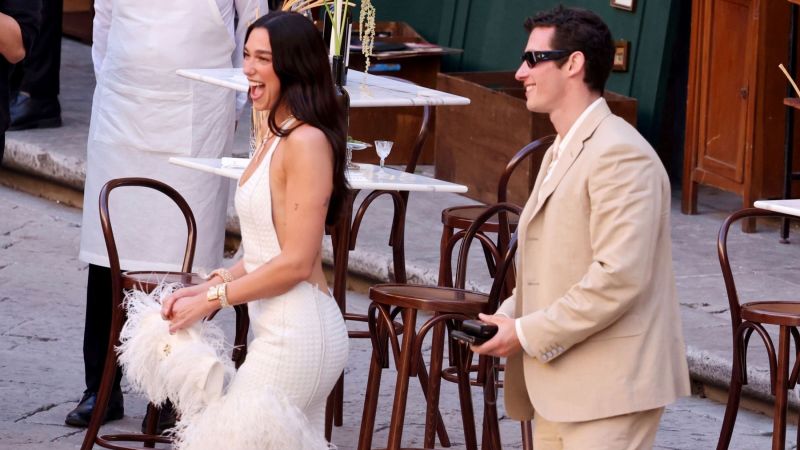 Dua Lipa a Callum Turner rockují Sicílii s několikadenními svatebními rauty
