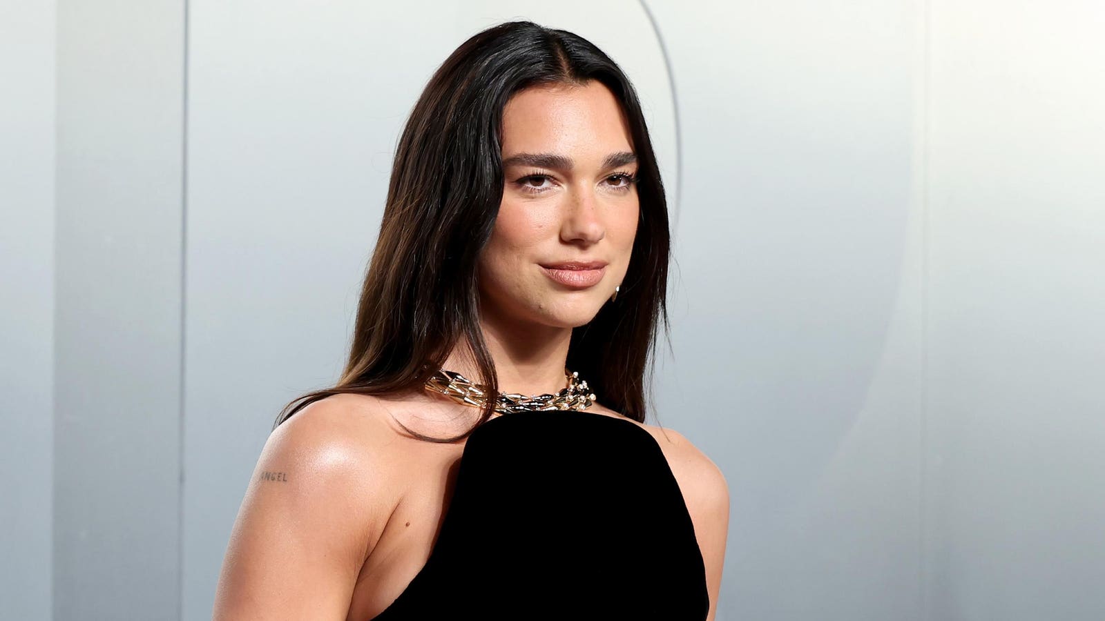 Dua Lipa hity nové kariéry nízko na jednom grafu