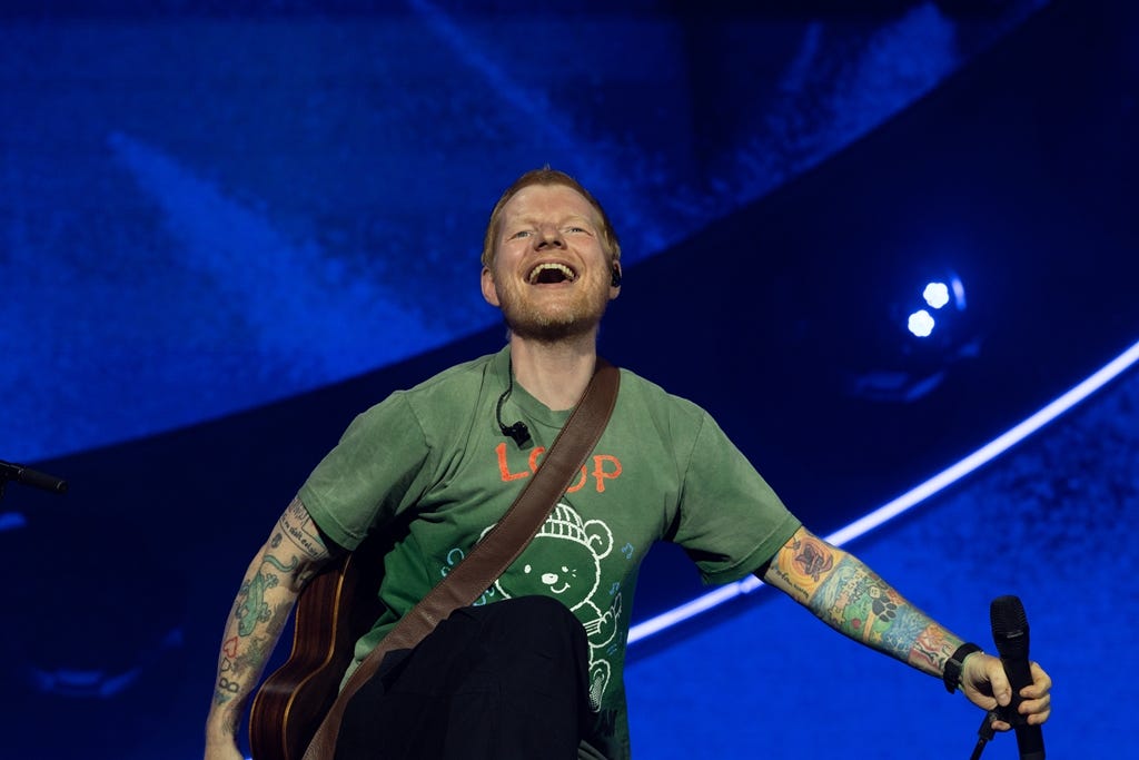 Ed Sheeran zahajuje LOOP Tour a naráží na přestávku, aby udělal „tatínkovu věc“