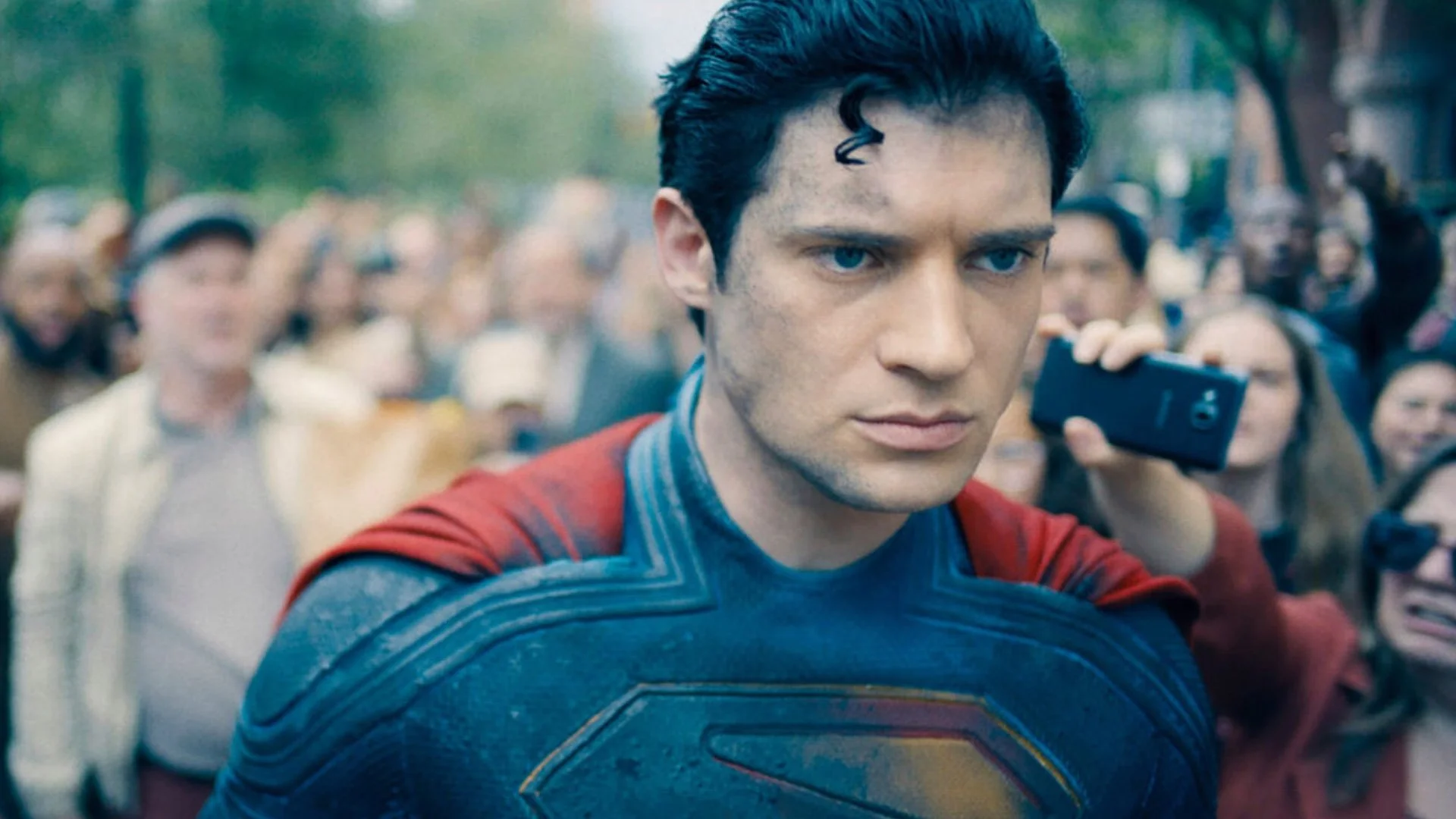 Fotografie setu MAN OF TOMORROW odhalují zraněného Supermana a klasickou zbraň Lexe Luthora vytaženou přímo z komiksů DC — GeekTyrant