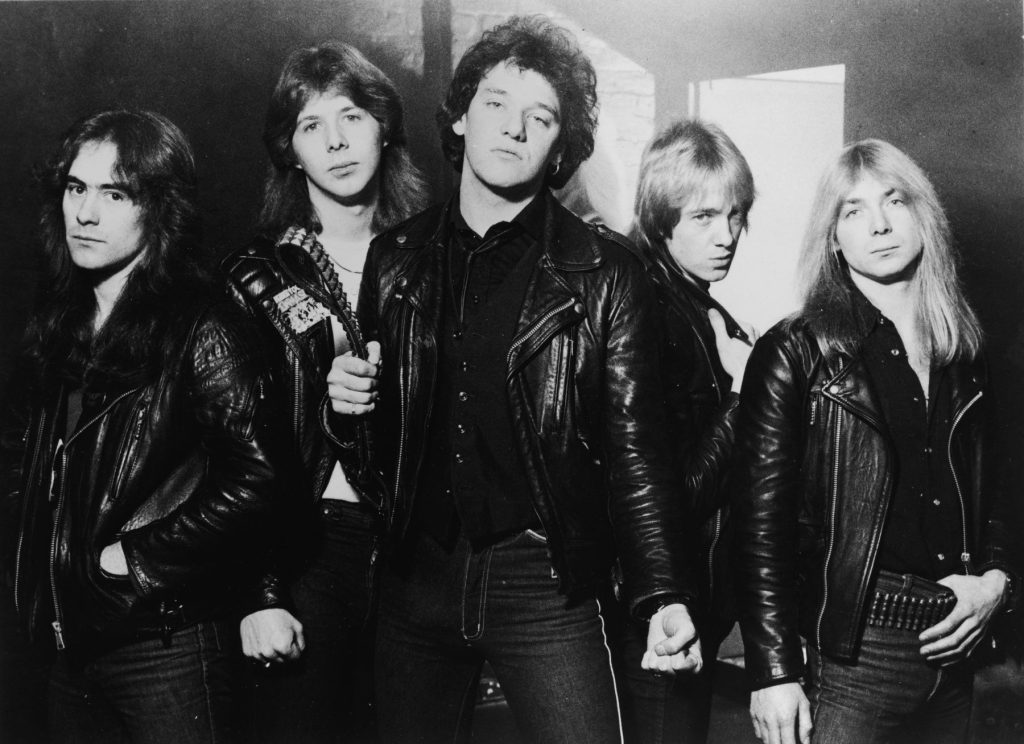 Iron Maiden na pařížské výstavě prosazují stání bez telefonu