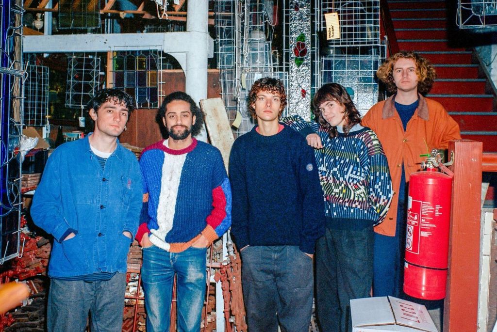 Každý mladý mechanik zahodí „moderní boty“, Talk Touring a novou hudbu