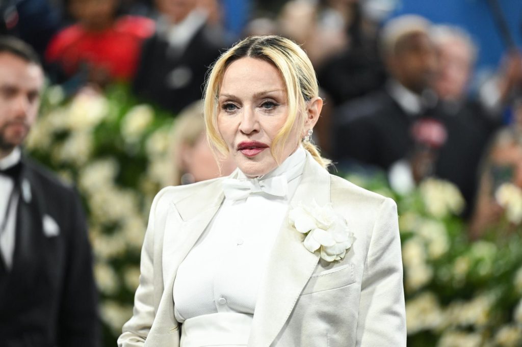 Madonna říká, že 'Confessions II' se zrodilo z Biopic Delays
