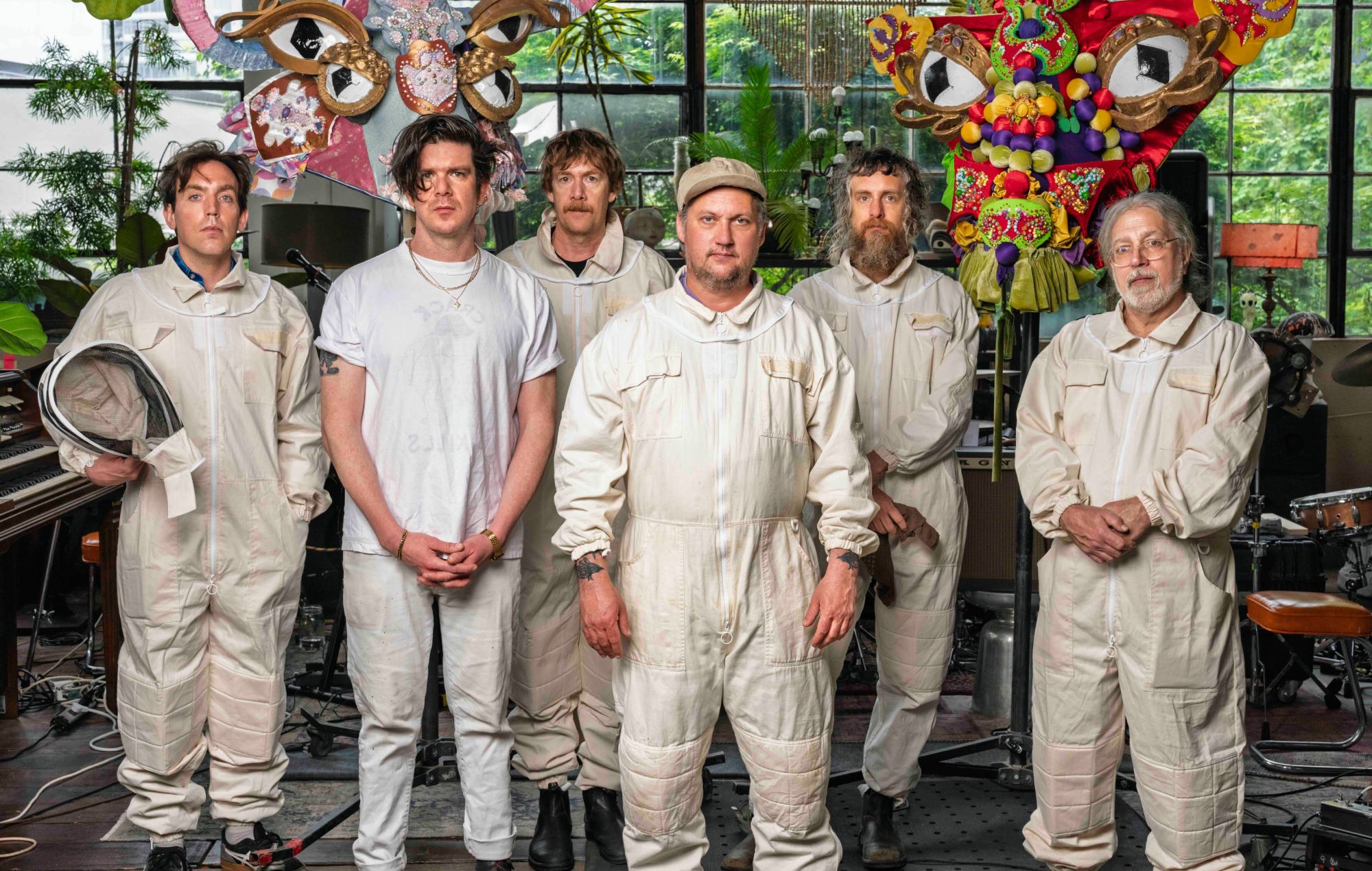 Modest Mouse na drsném novém albu „An Eraser and a Maze“ a „neuvěřitelně šokující“ smrt bubeníka Jeremiaha Greena