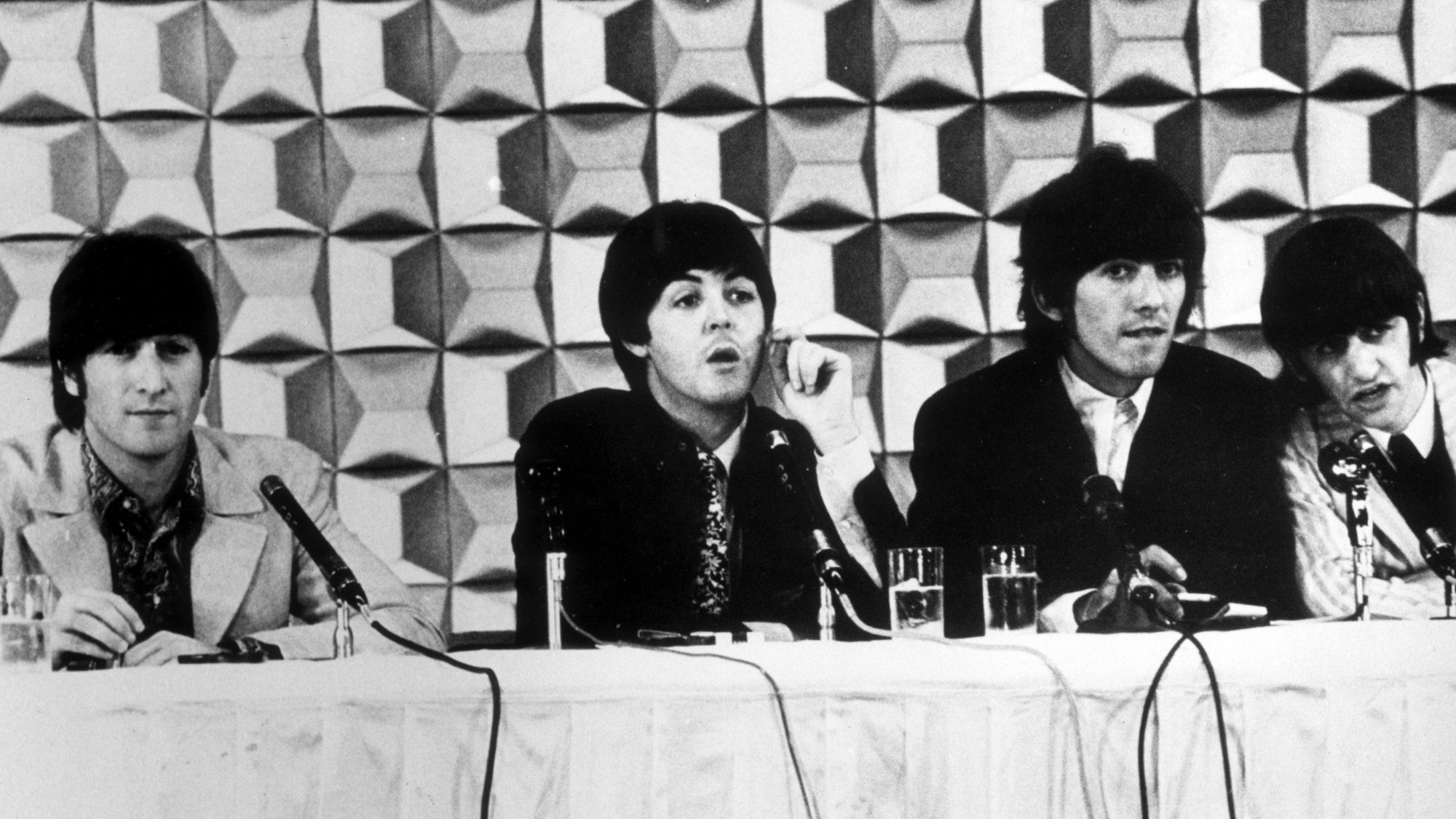 Pamatujete si, když policie použila pěnové a hasičské hadice k potlačení Beatlemanie?