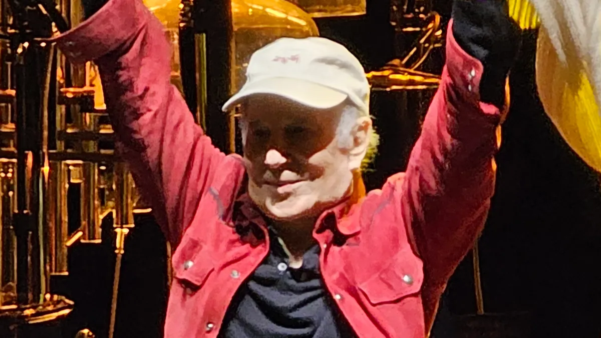 Paul Simon slaví 6 desetiletí písní v deštivém Meadow Brook