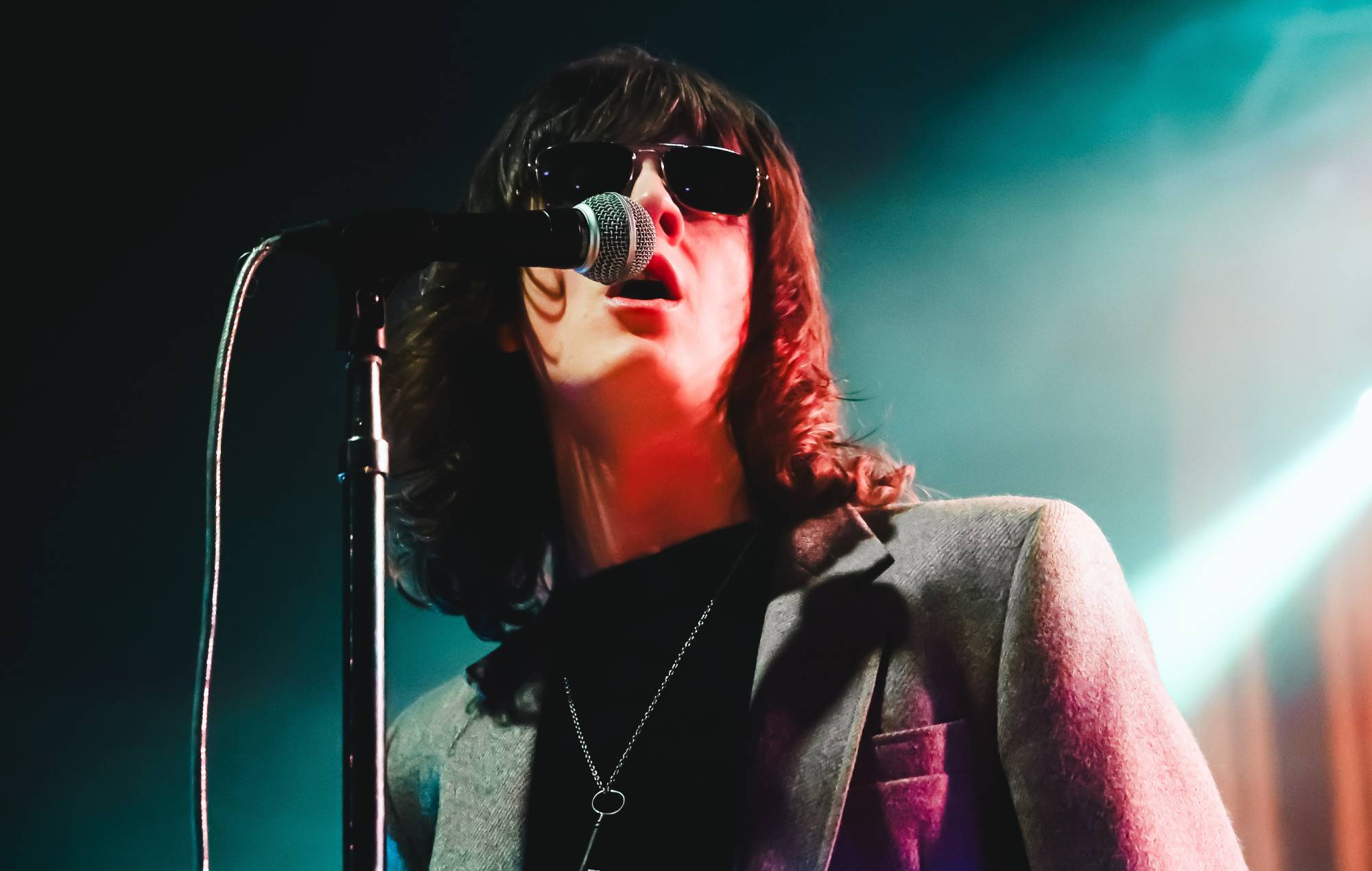 Podívejte se, jak Blossoms předvádějí překvapivý pop-up koncert v Manchesteru z dodávky