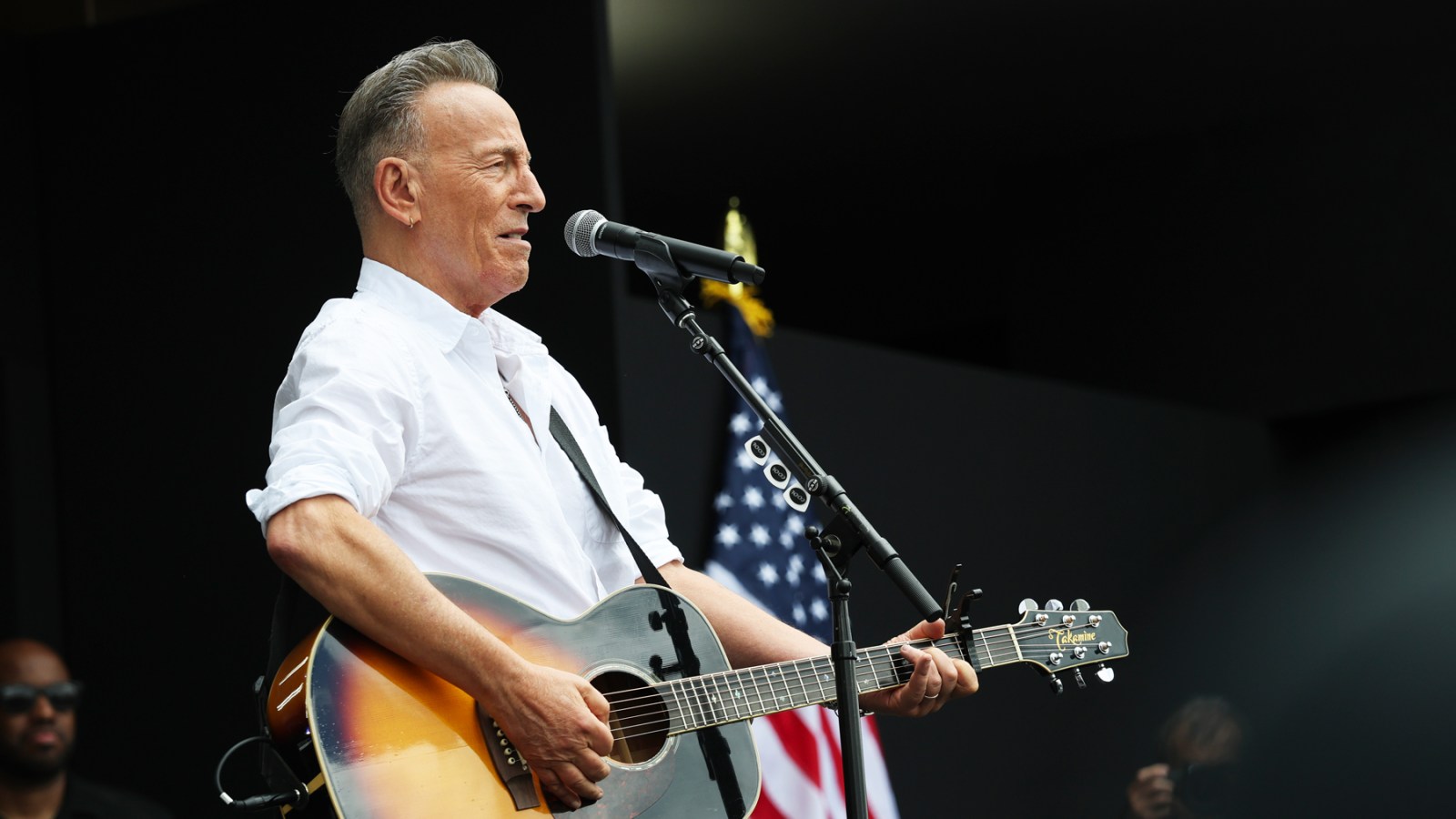 Podívejte se, jak Bruce Springsteen zpívá „Země naděje a snů“ pro Baracka Obamu