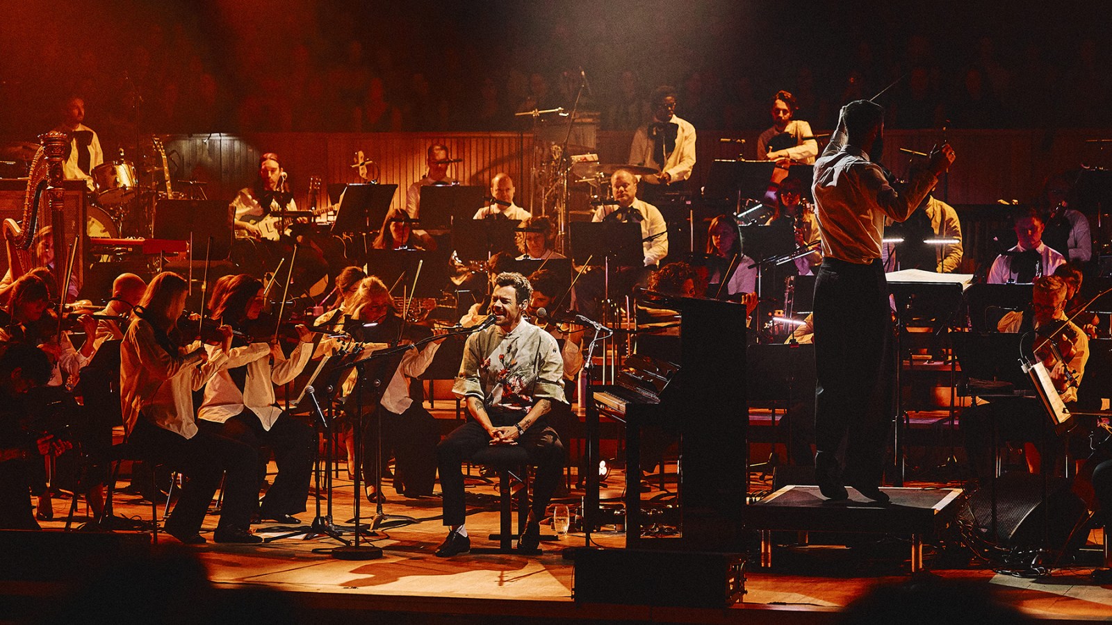 Podívejte se na obálku Harryho Stylese k filmu „Bridge Over Troubled Water“ na Meltdown Festu