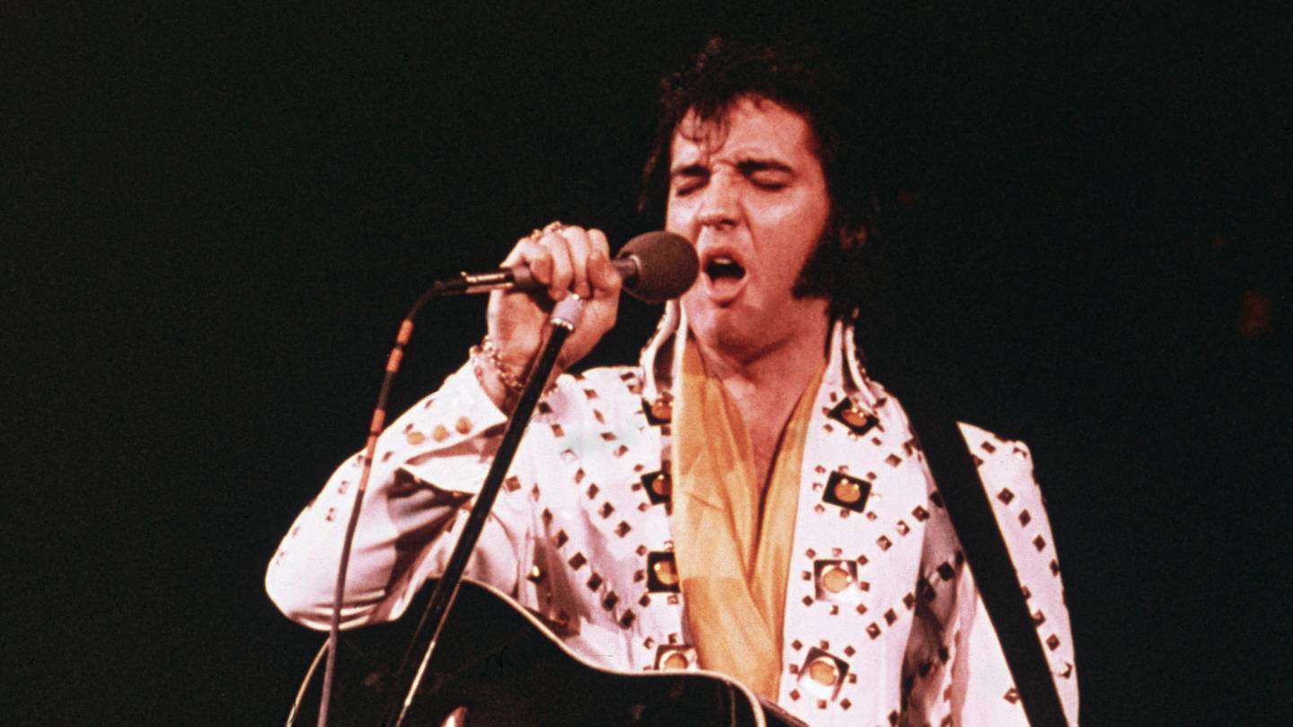 Elvis Presley singing at his final concert in 1972