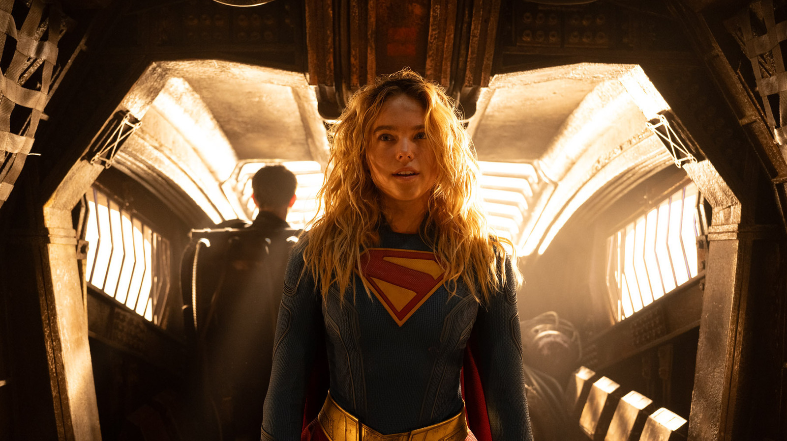 Proč Supergirl ve svém vlastním filmu téměř nenosí svůj superhrdinský kostým [Set Visit]