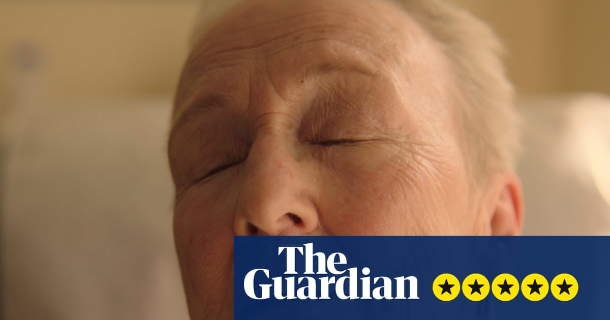 Recenze Familiar Touch – Kathleen Chalfant je úžasná v jemném, smyslném dramatu se ztrátou paměti | Film