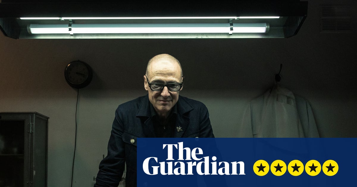 Recenze The Alien Autopsy Scandal – nádherný, hravý pohled na to, jak falešné video zachvátilo svět | Televize