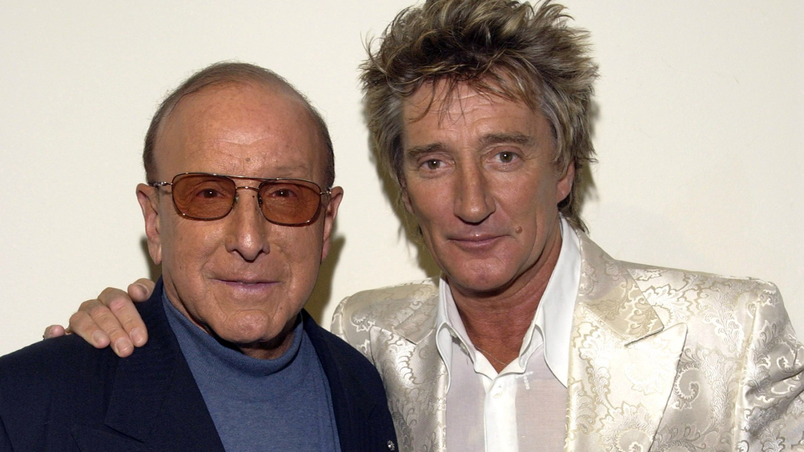 Rod Stewart, Carlos Santana, Patti Smith vzdávají hold Clivu Davisovi