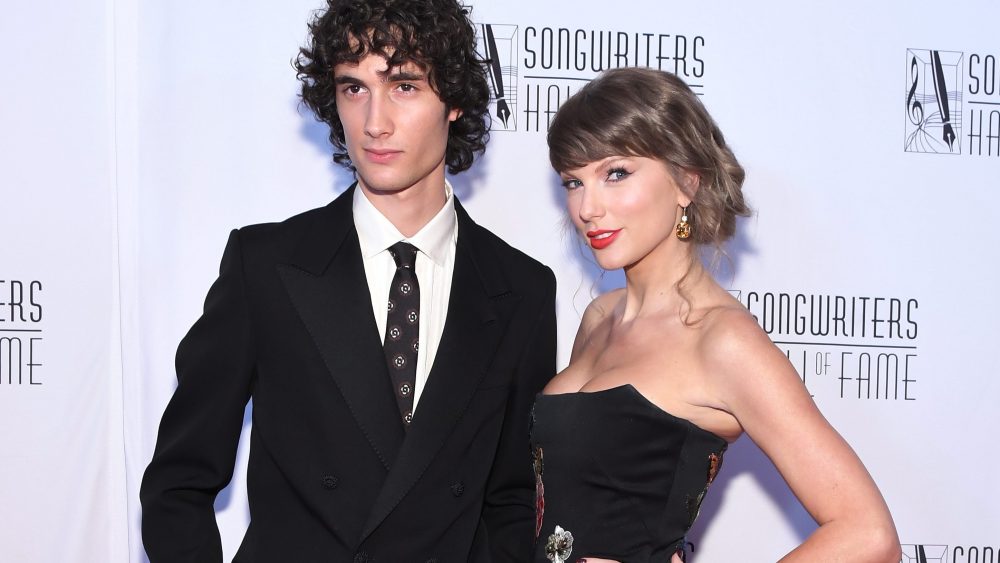Sombr covery Taylor Swift na ceremoniálu Síně slávy skladatelů