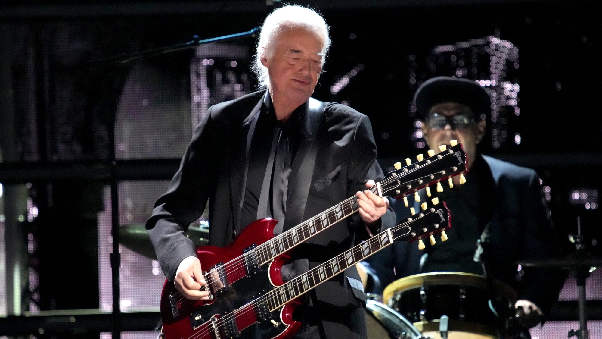 V tento den roku 2016 Jimmy Page obhajoval nejikoničtější riff Led Zeppelin během let trvajícího soudního sporu o autorská práva