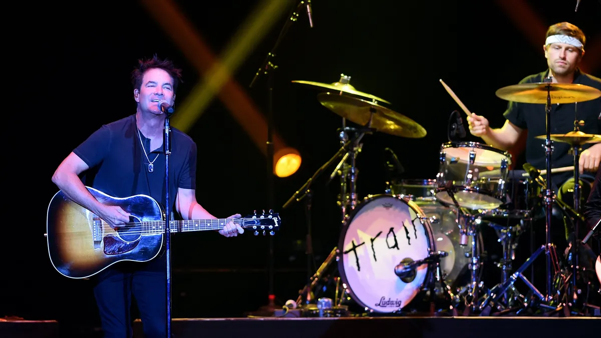 Vlak Pat Monahan vzdává poctu Eriemu s 'Pennsylvania Turnpike'