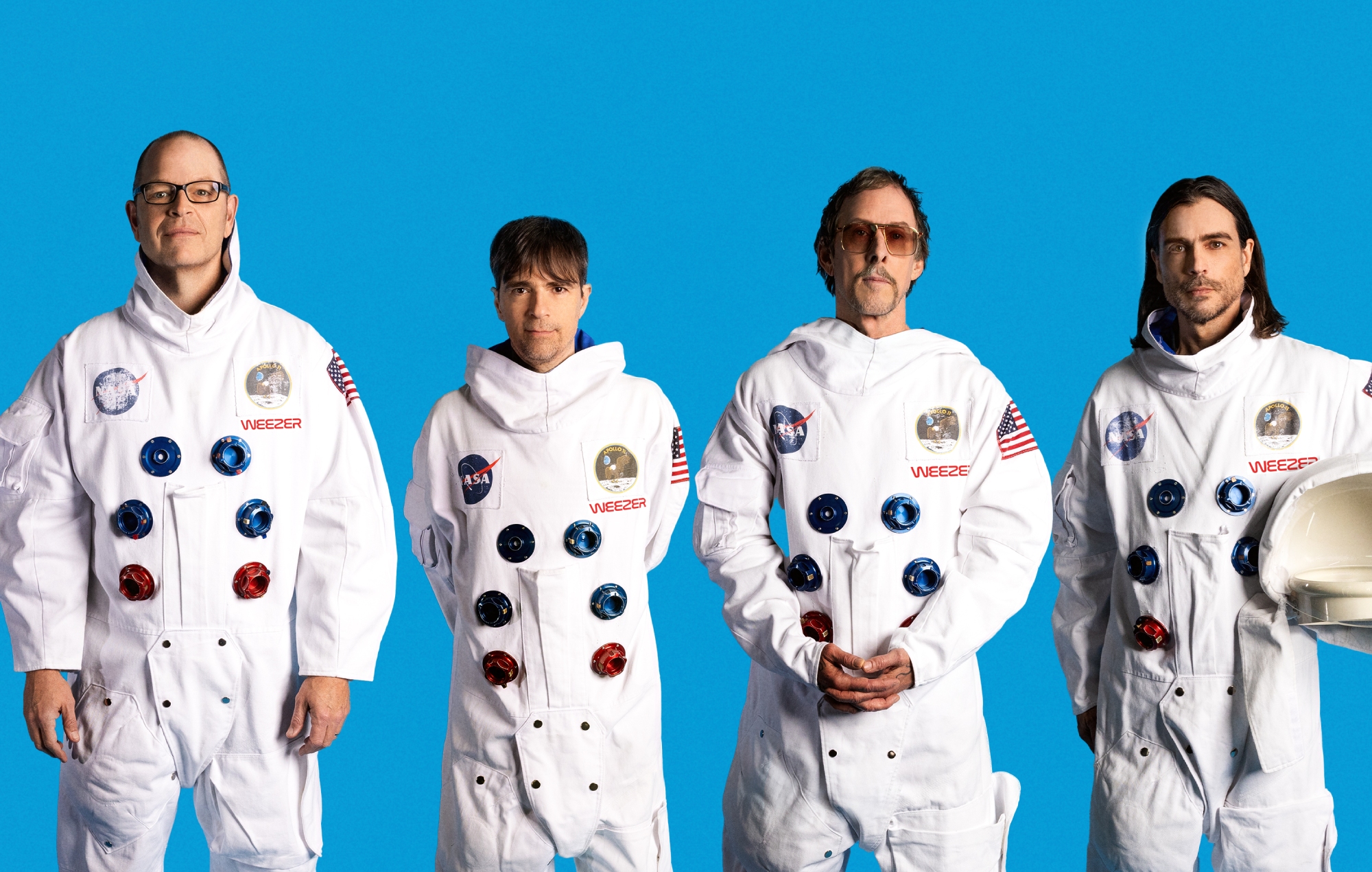 Weezer oznamuje 'The Gold Album' se truchlivým singlem 'We Might As Well Be Strangers' s Karly Hartzman ze středu