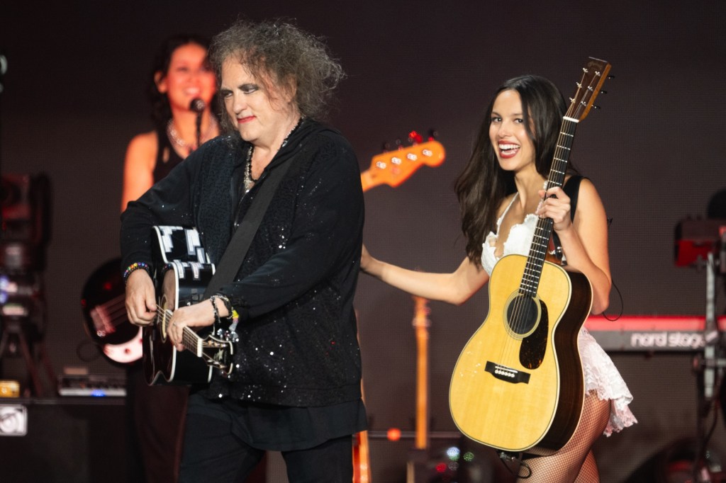 'What's Wrong With Me': Olivia Rodrigo, Robert Smith debutový duet živě
