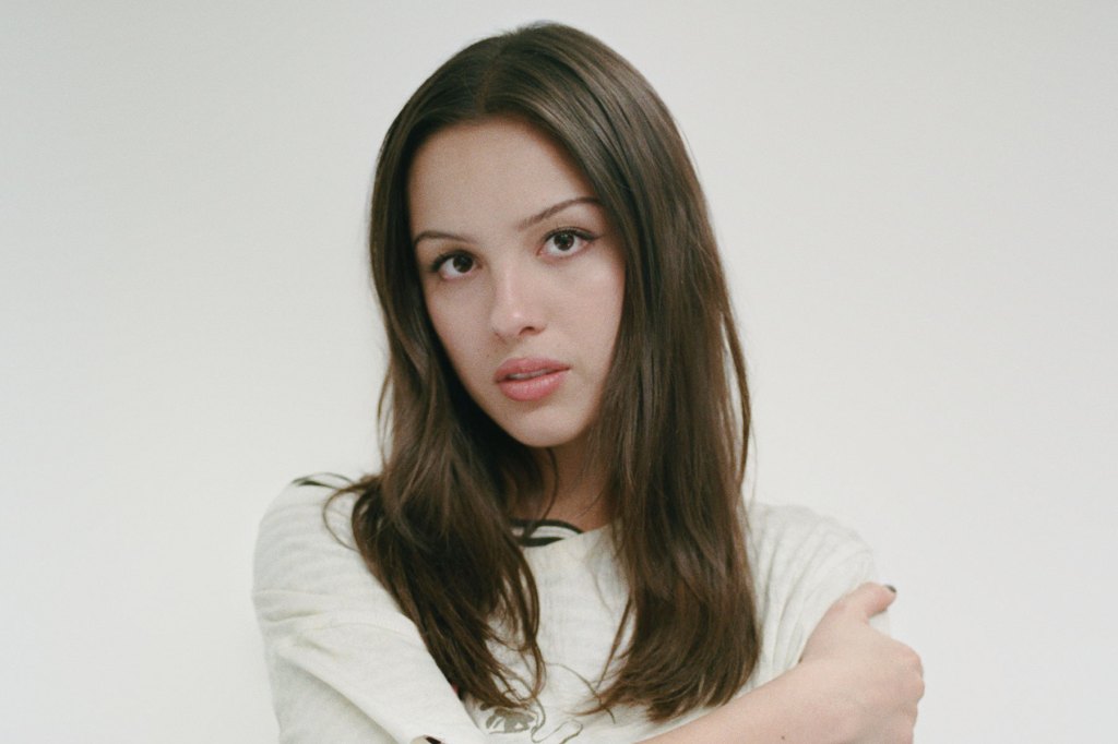 'You Seem Pretty Sad' Olivie Rodrigo se klaní na 1. místě v Billboard 200