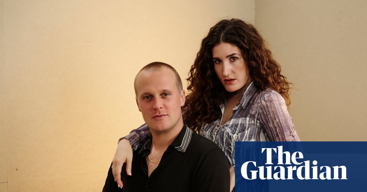 „Je to tak těžké v obou směrech“: John Early a Kate Berlantová vás rozesmějí a rozbrečí v nové satiře pro influencery | Komediální filmy